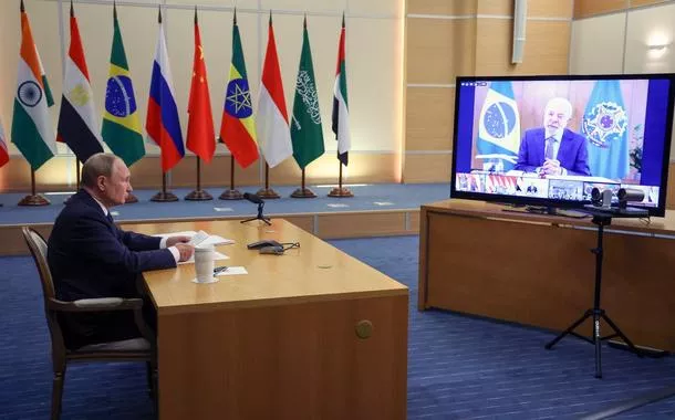 No BRICS, Lula critica pressões externas e pede união do bloco: 'estratégia de dividir para governar ameaça liberdade'