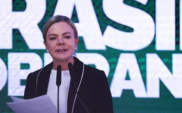 Mandato de Eduardo Bolsonaro ‘é uma desmoralização para a Câmara e uma ofensa ao país’, diz Gleisi