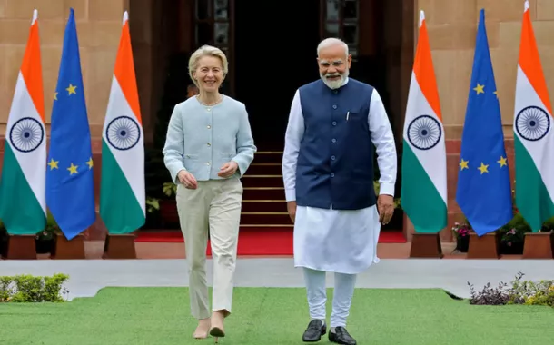 A presidente da Comissão Europeia, Ursula von der Leyen, e o primeiro-ministro da Índia, Narendra Modi, chegam para uma oportunidade de foto antes de sua reunião na Hyderabad House, em Nova Déli, Índia, em 28 de fevereiro de 2025