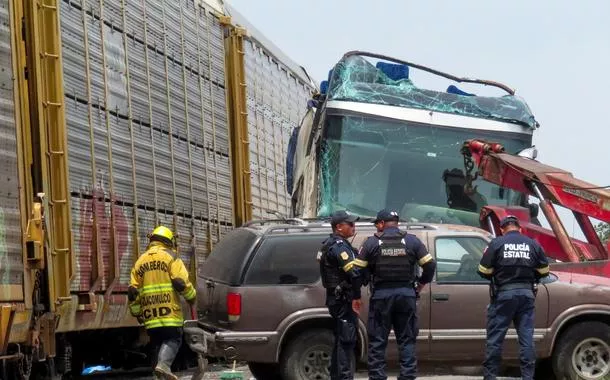 Autoridades trabalham no local onde um ônibus de passageiros foi atingido por um trem enquanto tentava atravessar os trilhos, deixando feridos e mortos, de acordo com a Proteção Civil, em Atlacomulco, México, em 8 de setembro de 2025