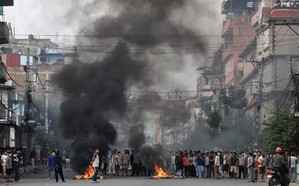 Presidente nepalês nega renúncia enquanto protestos violentos aumentam; ex-primeira-dama é morta e residência oficial incendiada
