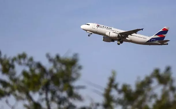 Latam propõe criar lista de passageiros agressivos para barrar reincidência em voos