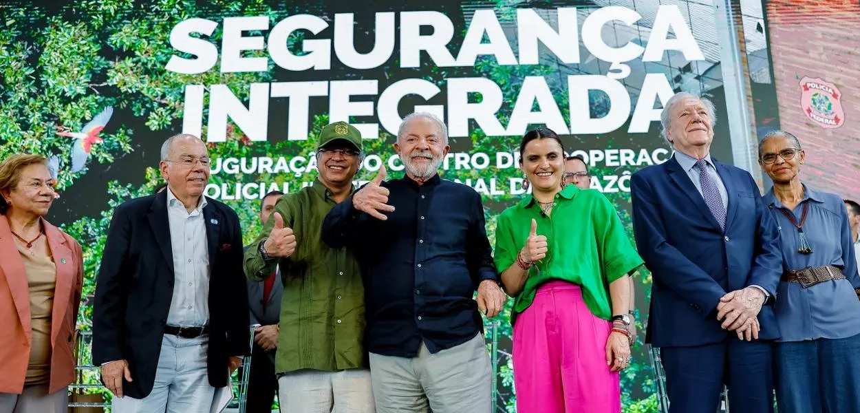 Lula e autoridades no evento de lançamento da Cooperação Policial Internacional da Amazônia