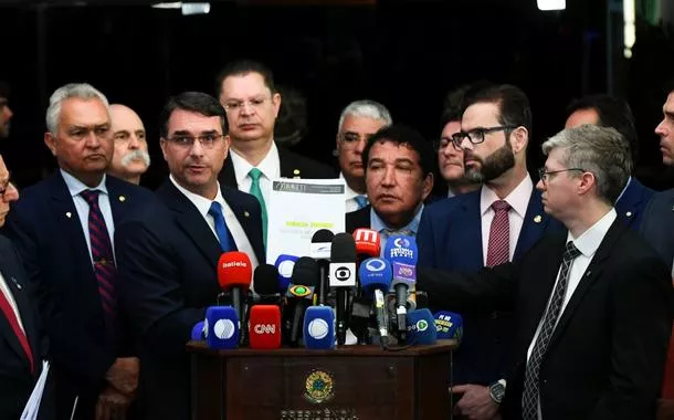Senador Flávio Bolsonaro em coletiva de imprensa