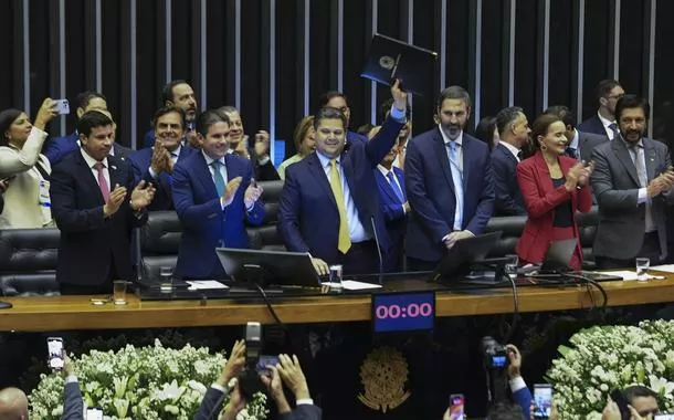 Plenário da Câmara dos Deputados durante sessão solene destinada à promulgação da Emenda Constitucional nº 136, de 2025, referente à Proposta de Emenda à Constituição nº 66 de 2023, que institui limite para o pagamento de precatórios pelos Estados, pelo Distrito Federal e pelos Municípios