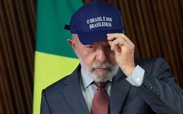 Após ameaça de intervenção militar dos EUA, Lula afirma: 'Brasil precisa ficar de cabeça erguida'