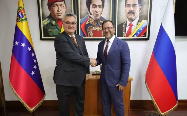 O embaixador da Rússia Sergey Mélik e o chanceler venezuelano Iván Gil em encontro em Caracas