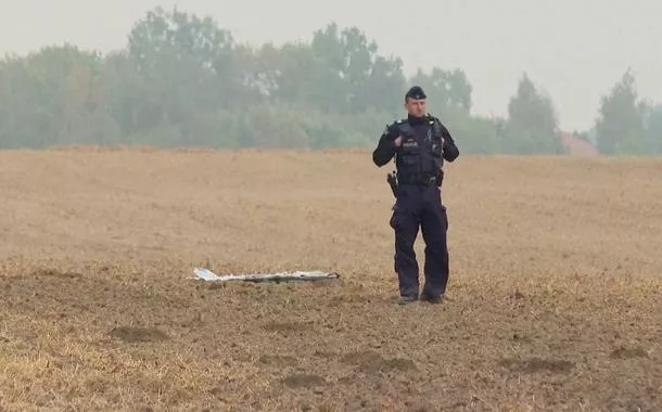 Policial polonês em local onde caiu fragmento de drone em Czesniki - 10/9/2025     