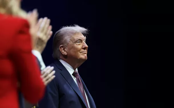 Aprovação de Trump cai e atinge 42%, com economia recebendo notas baixas
