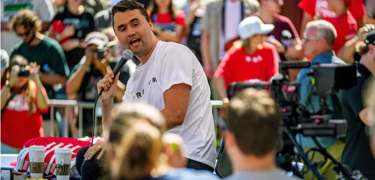 O ativista e comentarista de direita dos EUA, Charlie Kirk, aparece em um evento de palestra da Universidade de Utah Valley em Orem, Utah, EUA, em 10 de setembro de 2025
