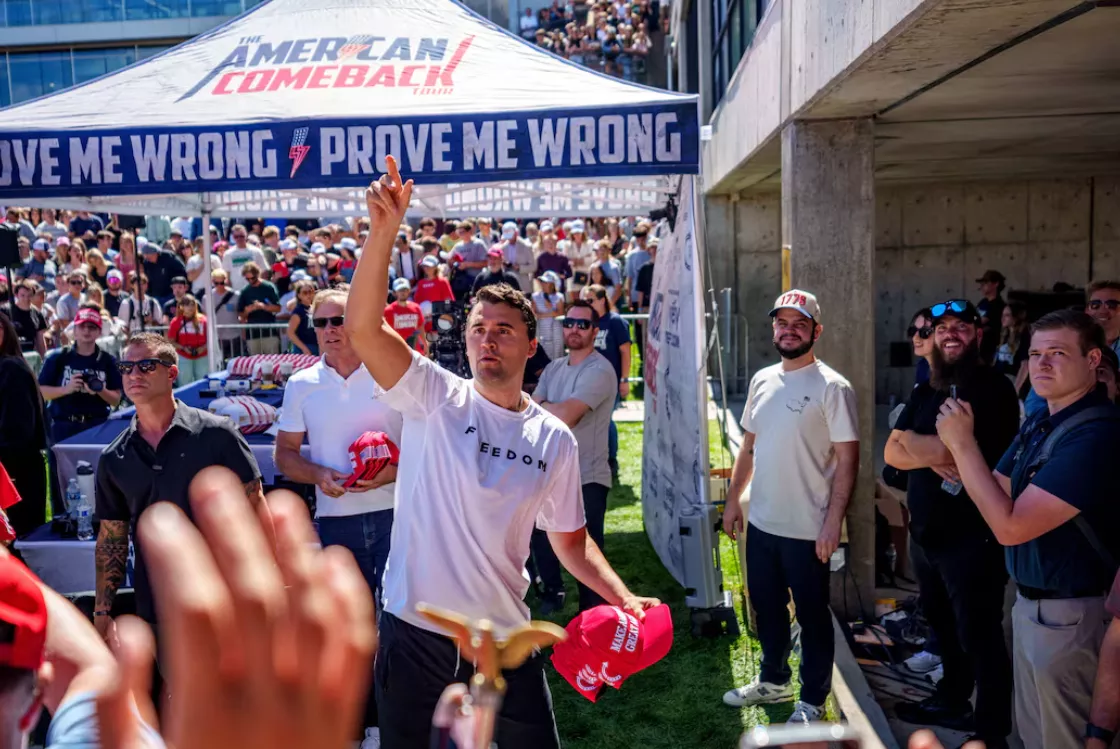 O ativista e comentarista de direita dos EUA, Charlie Kirk, joga chapéus para a multidão pouco antes de ser baleado em um evento de palestra da Universidade de Utah Valley, em Orem, Utah, EUA, em 10 de setembro de 2025