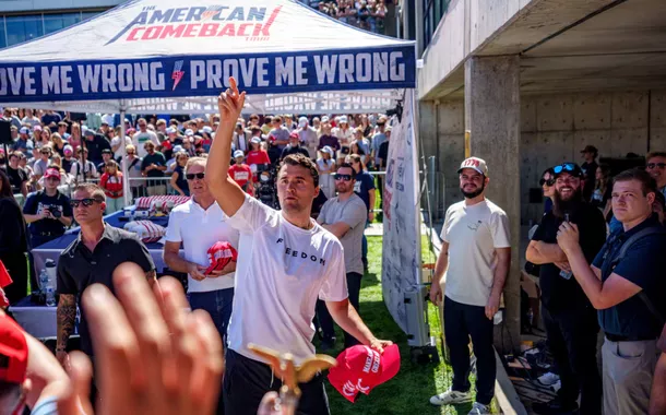 Charlie Kirk, maior influenciador trumpista, é assassinado nos EUA
