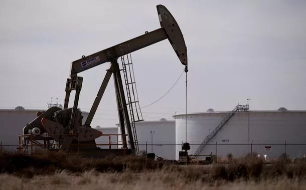 Uma bomba hidráulica opera perto de uma reserva de petróleo bruto no campo de petróleo da Bacia Permiana, perto de Midland, Texas, EUA