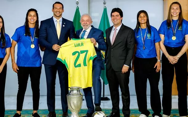 Lula anuncia projeto de lei para fortalecer o futebol feminino no Brasil