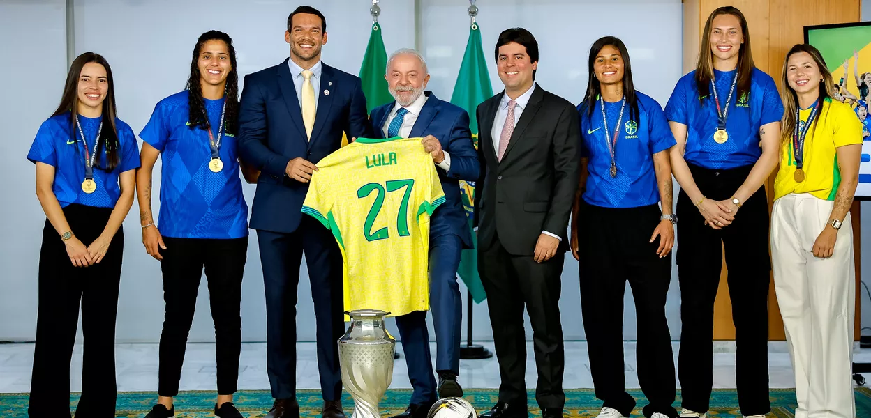 Lula e atletas da Seleção Brasileira de Futebol Feminino
Foto: Ricardo Stuckert / PR