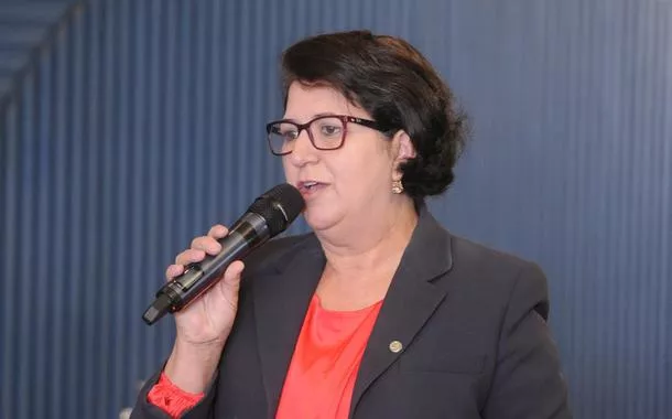 "Capricho do destino coloca futuro de Bolsonaro, um misógino, nas mãos de uma mulher", diz Lenir de Assis
