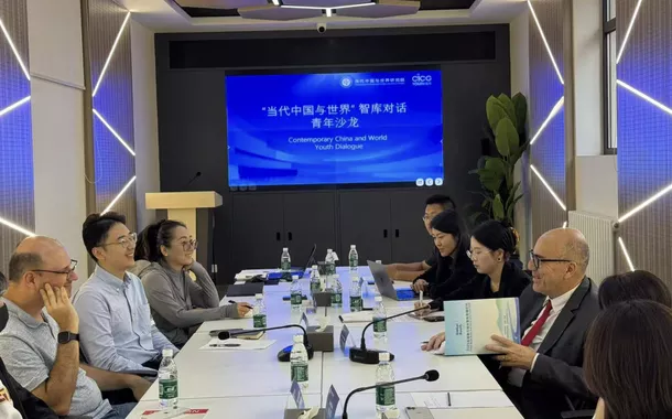 Mesa-redonda entre Leonardo Attuch e jovens líderes chineses em Pequim