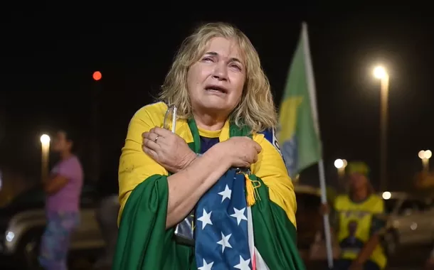 Primeira noite pós-condenação tem vigília no condomínio de Bolsonaro