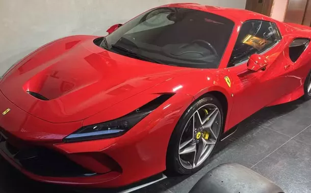 Ferrari, relógios de luxo e milhões em espécie apreendidos em operação da PF contra fraudes no INSS