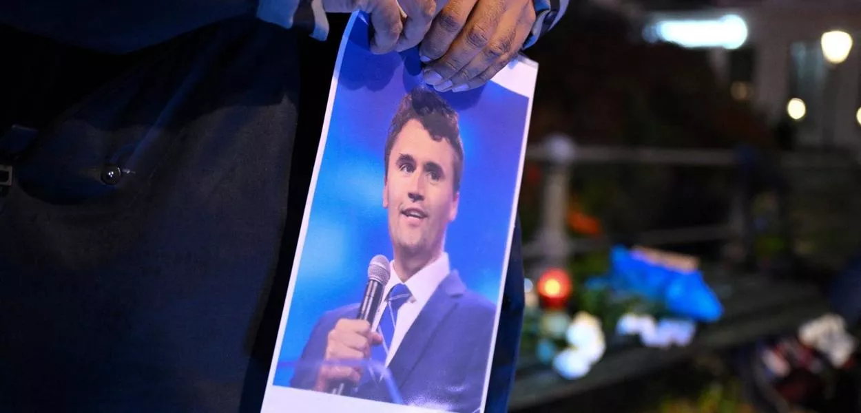 Homem segura foto de Charlie Kirk durante vigília em frente à Embaixada dos Estados Unidos em Berlim, Alemanha
11/09/2025
