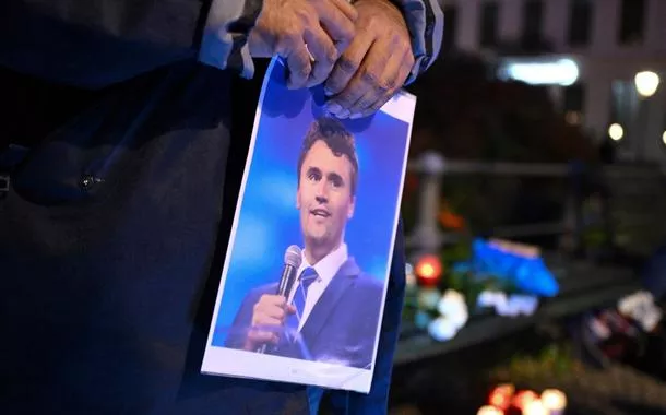 Homem segura foto de Charlie Kirk durante vigília em frente à Embaixada dos Estados Unidos em Berlim, Alemanha
11/09/2025
