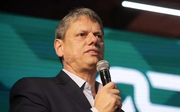 Tarcísio volta a Brasília para reforçar pressão por anistia aos golpistas