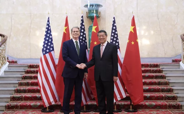 O vice-primeiro-ministro chinês, He Lifeng, também membro do Birô Político do Comitê Central do Partido Comunista da China, aperta a mão do secretário do Tesouro dos EUA, Scott Bessent, antes da primeira reunião do mecanismo de consulta econômica e comercial China-EUA, em Londres, em 9 de junho