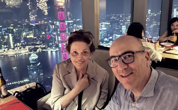 Dilma Rousseff e Leonardo Attuch, com vista para a torre de Pudong, em Xangai