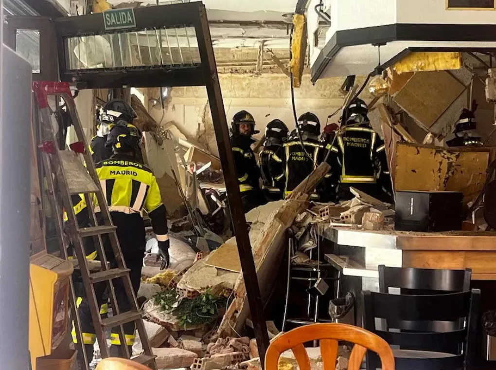 Bombeiros trabalham no local após uma explosão em um café que feriu pelo menos 21 pessoas, três delas gravemente, de acordo com os serviços de emergência, em Madri, Espanha, em 13 de setembro de 2025