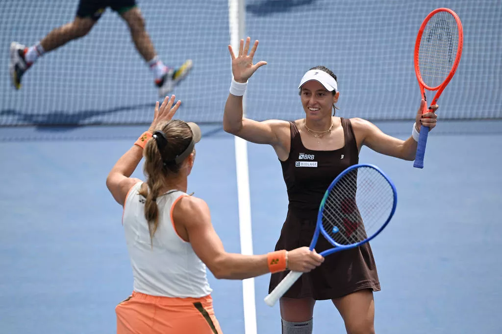 As tenistas Luisa Stefani e Timea Babos, campeãs do SP Open