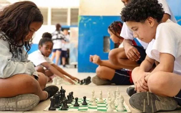 Sem celulares, desempenho escolar e socialização melhoram no Rio