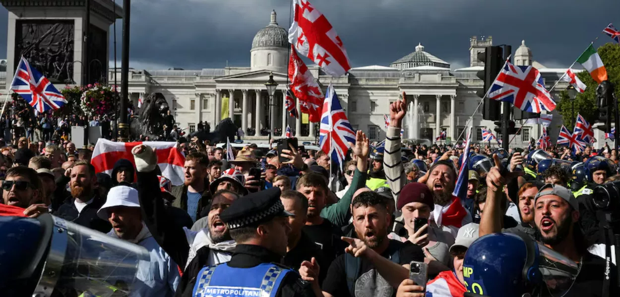 Policiais confrontam os apoiadores do ativista britânico anti-imigração Stephen Yaxley-Lennon, também conhecido como Tommy Robinson, durante uma manifestação do grupo de campanha Stand Up to Racism, em Londres, Grã-Bretanha, 13 de setembro de 2025