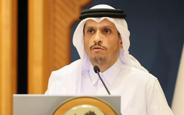 O primeiro-ministro e ministro das Relações Exteriores do Catar, Sheikh Mohammed Bin Abdulrahman al-Thani, fala em uma coletiva de imprensa conjunta com o secretário de Estado dos EUA em Doha, Catar, em 12 de junho de 2024