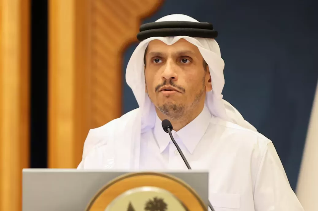 O primeiro-ministro e ministro das Relações Exteriores do Catar, Sheikh Mohammed Bin Abdulrahman al-Thani, fala em uma coletiva de imprensa conjunta com o secretário de Estado dos EUA em Doha, Catar, em 12 de junho de 2024