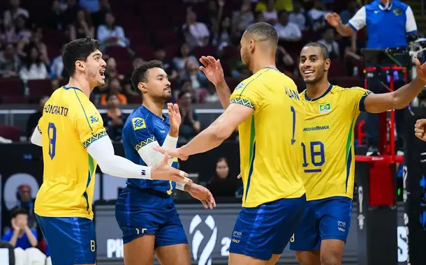 Brasil vira sobre a China e estreia com vitória no Mundial de vôlei