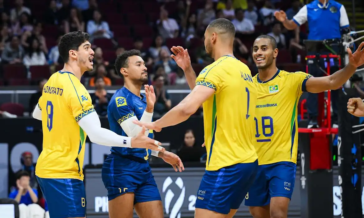 Brasil vira sobre a China e estreia com vitória no Mundial de vôlei