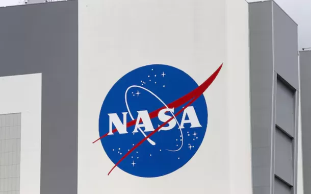 O logotipo da NASA é visto no Centro Espacial Kennedy antes do lançamento da missão comercial tripulada da NASA/SpaceX para a Estação Espacial Internacional em Cabo Canaveral, Flórida, EUA, em 16 de abril de 2021. 