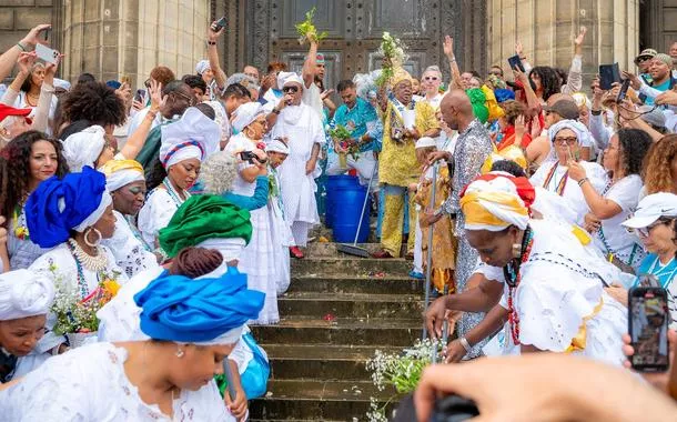 Cultura afro-brasileira é celebrada em Paris com Lavagem de Madeleine