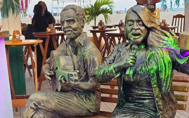Estátua de Preta Gil na orla de Copacabana ao lado da imagem de Gilberto Gil 