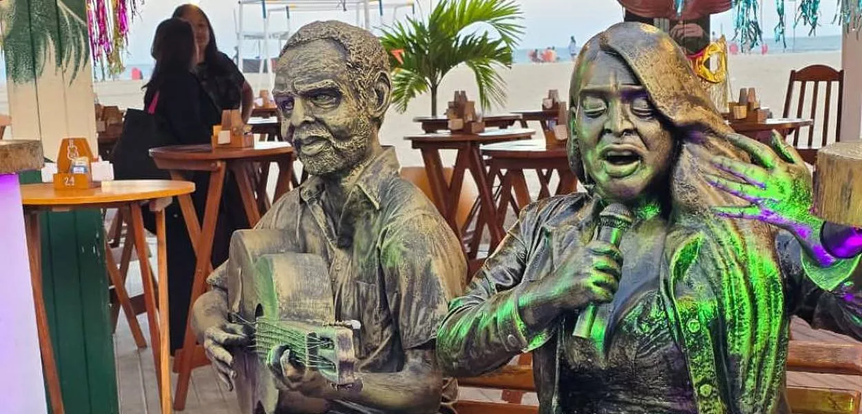 Estátua de Preta Gil na orla de Copacabana ao lado da imagem de Gilberto Gil