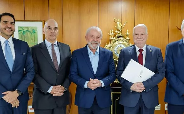Da esq. para a dir. no quadrado, ao centro da foto: Jorge Messias (chefe da AGU), Alexandre de Moraes (ministro do STF), Lula, Edson Fachin (ministro do STF) e Ricardo Lewandowski (ministro da Justiça)