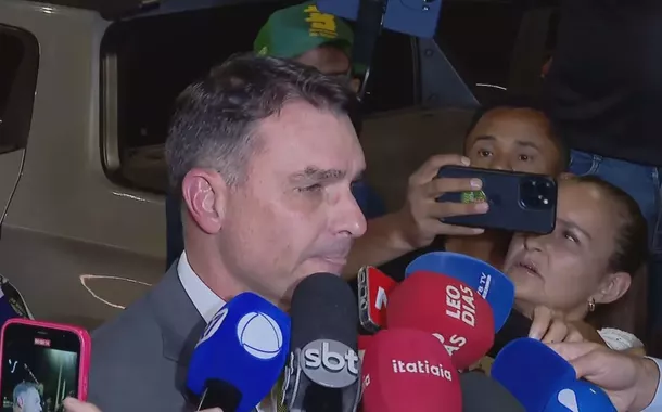 Bolsonaro ficou sem respirar por dez segundos, afirma Flávio