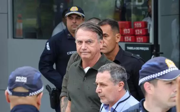 Bolsonaro passará a noite em hospital