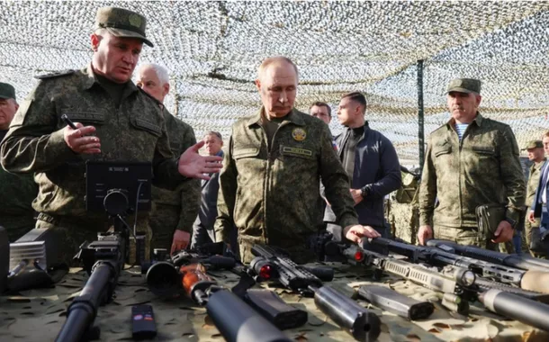 Putin visitou um posto de comando em Mulino, noroeste da Rússia