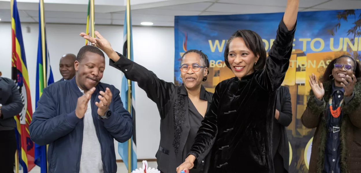 Equipe da Unisa celebra acreditação internacional