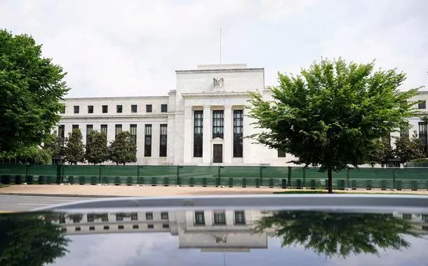 Fed, o banco central dos EUA, corta juros em 0,25 p.p. e prevê ritmo constante de reduções
