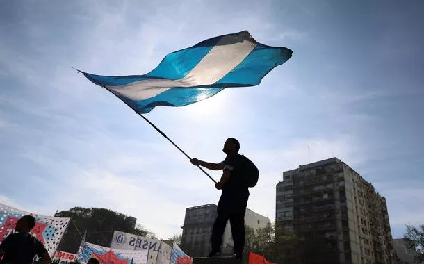 Manifestante agita bandeira enquanto participa de marcha para defender as universidades públicas em Buenos Aires, Argentina - 17/09/2025