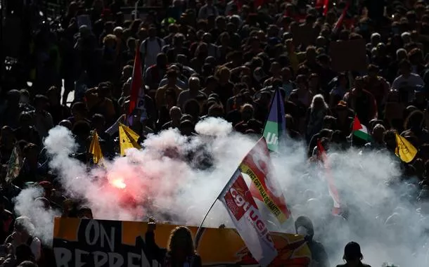 Sindicatos franceses fazem greve contra austeridade e pressionam Macron; polícia ataca manifestantes