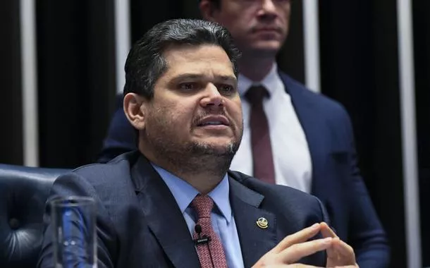 Alcolumbre se irrita com bolsonaristas e promete dificultar PEC da Blindagem e anistia no Senado