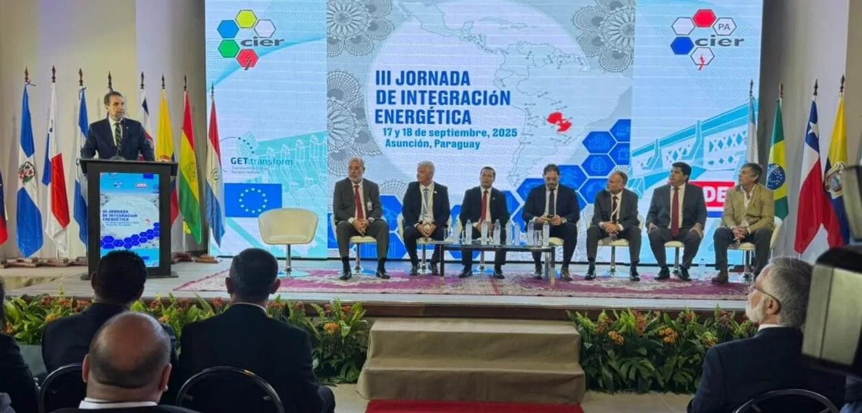 Enio Verri, diretor-geral brasileiro da Itaipu Binacional, discursa na abertura da 3ª Jornada de Integração Energética, em Assunção, Paraguai.
